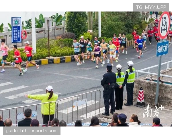 马拉松选手终点前对观众伸手“借力”,全场掌声把她推过终点线 马拉松选手终点前对观众伸手“借力”,全场掌声把她推过终点线